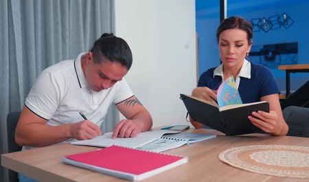 La future étudiante a baisé à fond la tutrice Luna Roulette à cette occasion...