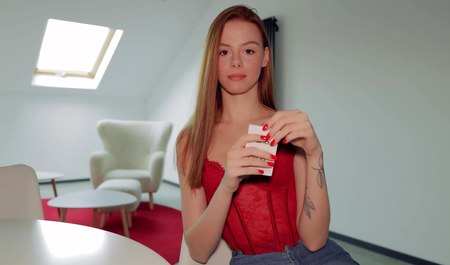 Jouer aux cartes avec une belle demi-soeur s'est terminé par du sexe dans la chambre