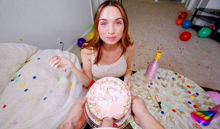 Frère a célébré l'anniversaire de sa demi-soeur avec du sexe et de la masturbation avec de la nourriture