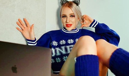 Il baise d'abord la poupée, puis la belle-mère...