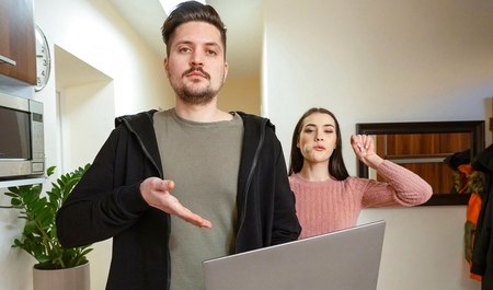 Playboy fait frire une fille dans le dos de son petit ami