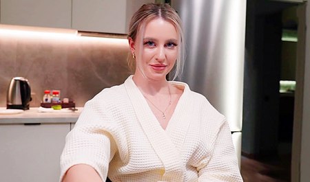 La demi-soeur Mila Lyonesse aide son demi-frère à soulager les tensions sexuelles