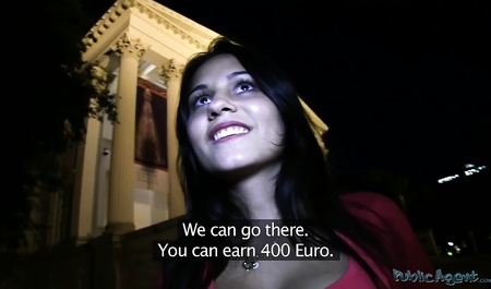 Un artiste de ramassage a baisé une fille pour de l'argent dans la rue