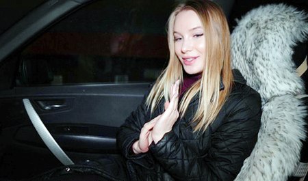 Il a baisé la femme de son demi-frère directement dans la voiture...