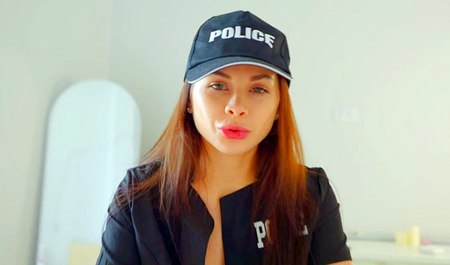 Loli Lips a baisé son amie pour avoir essayé le sexe hard sur le lit...