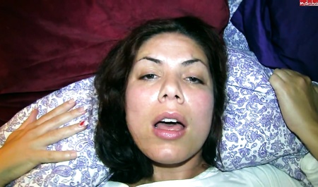 Un mec masturbe le vagin de sa copine ivre avec sa main