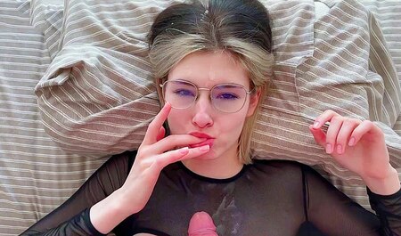 La demi-soeur ne veut pas aller à l'école, mais avoir des relations sexuelles est toujours la bienvenue