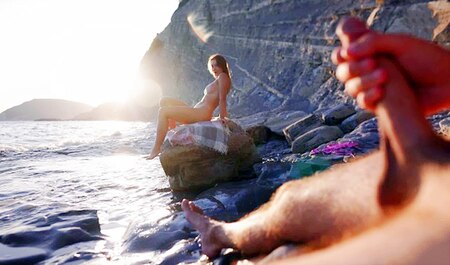 Nous avons passé un bon moment à nous caresser avec une fille sur la plage de la mer