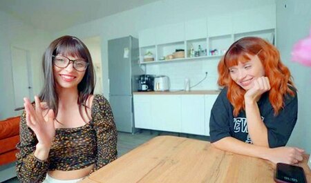 La femme d'un ami se branle lors de notre sexe à la maison