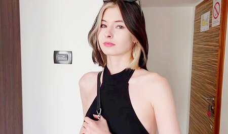 Mon partenaire et moi baisons sur le même lit lors d'un voyage d'affaires à l'hôtel