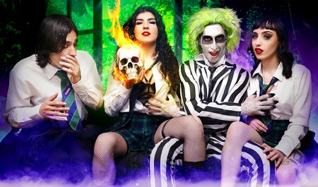 Demi-soeur et son amie baisent un mec avec l'aide de Beetlejuice