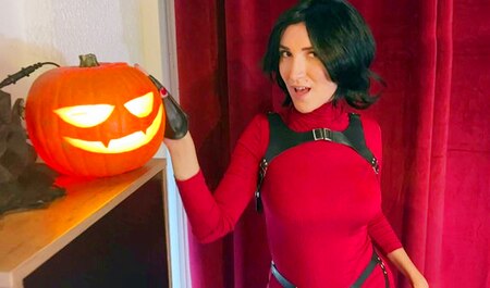 Nous sommes habitués à baiser de vraies femmes, mais ici, à Halloween, cela s'avère être une blague...