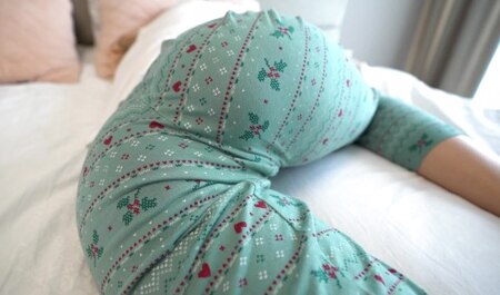 Rêve de sexe avec son demi-frère et met sa bite à sa disposition