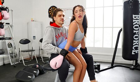 Et même si vous perdez en boxe, mais en sexe, vous devez baiser l'entraîneur - peu importe comment vous le regardez...