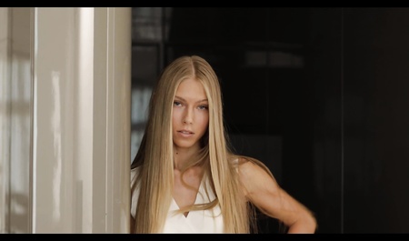 Petite amie et femme divertissent un jeune homme