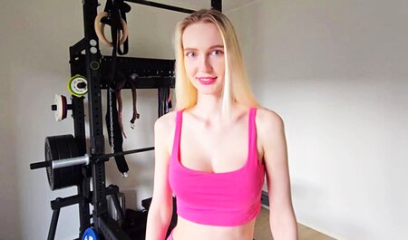 Подтянутая блондинка разводит тренера на секс в спортивном зале...