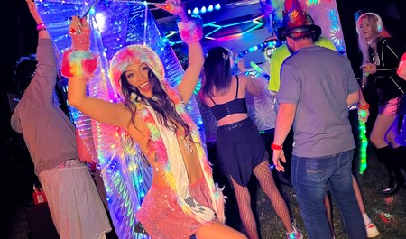 Рейверша-латинка умудряется из простого диско сделать отличную групповушку...