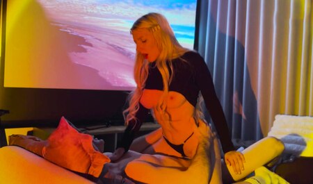 Романтические отношения между девушкой и ее сводным братом...