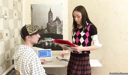 Le mec baise sa copine comme la dernière pute