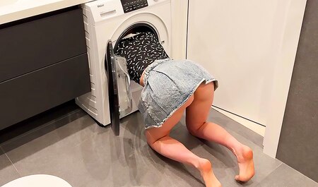 Она застряла в стиралке и у брата есть хитрый план