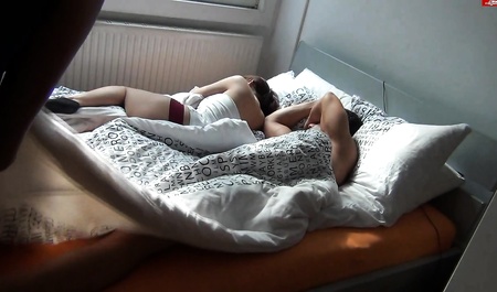 L'invité suce le propriétaire endormi de la maison