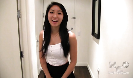 Une chinoise suce une bite devant la caméra