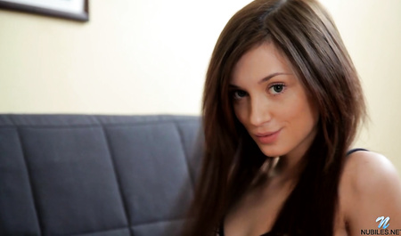 Une employée rousse se masturbe la chatte rasée dans la salle de réception du patron