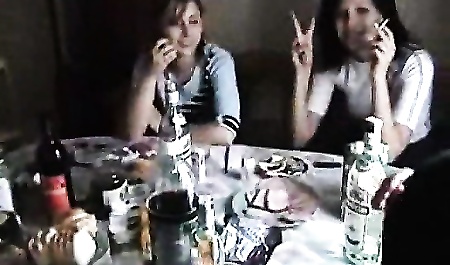 Sexe en groupe dans un dortoir à la demande de la fille d'anniversaire