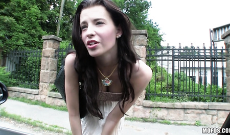 J'ai récupéré une fille dans une voiture et je l'ai baisée durement en dehors de la ville