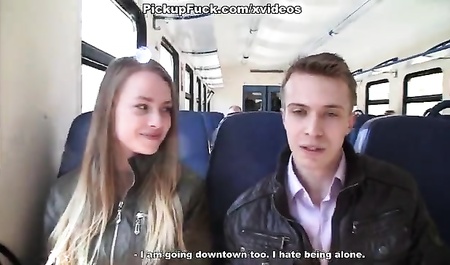 J'ai ramassé une fille dans un train et je l'ai baisée à la maison