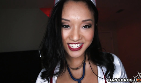 L'asiatique Alina Li reçoit une fessée chaude dans tous les trous lors d'un jeu de rôle.