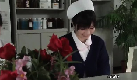 Baisée une fille asiatique endormie au travail