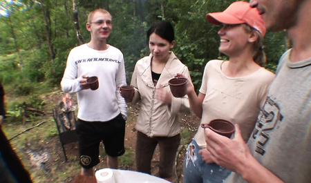 Les étudiants de l'Université de Samara font l'amour dans tous leurs trous lors d'un pique-nique sur la Volga