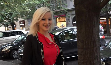 Un pick-up tchèque séduit une jolie blonde pour une pipe dans la voiture